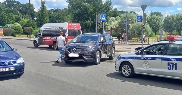 В Лиде ZAZ Forza поехал на «красный» и врезался в Renault