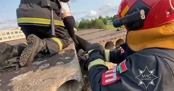 В Лидском районе спасатели пришли на помощь девочке, которая застряла между бетонных плит