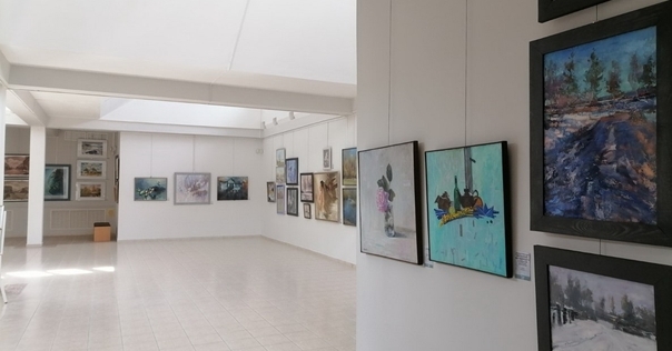 В Лидском историко-художественном музее проходит выставка белорусских и российских художников «Весна в Лиде»