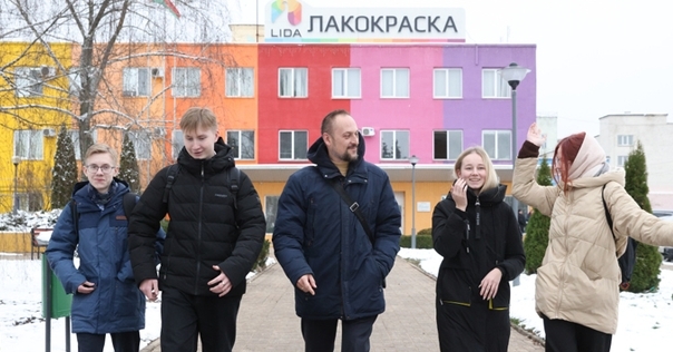 Учёба и практика: в Лиде учащиеся трёх школ приходят на уроки химии на предприятие «Лакокраска»