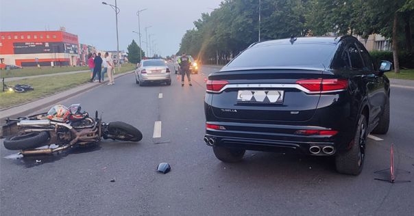 В Лиде водитель Geely не уступил мотоциклисту