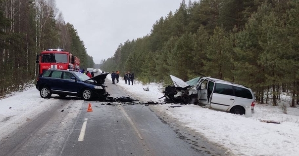 В Лиде Mercedes занесло в мачту освещения. Под Дятлово Volkswagen занесло на встречку в Ford