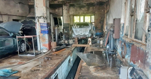 В Лиде на СТО полностью сгорел Renault Scenic, повреждены Peugeot Boxer и Mazda Capella