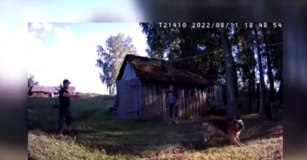 В Вороново женщина вышла к милиционерам с ножом и натравила на них собаку. Животное было застрелено. Женщина задержана