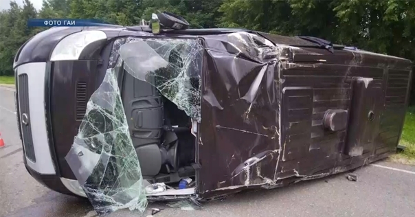 На дороге под Лидой перевернулся микроавтобус
