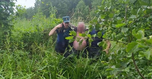 Лидчанин пошёл в лес за грибами и угодил в болото. Ему помогли выбраться спасатели