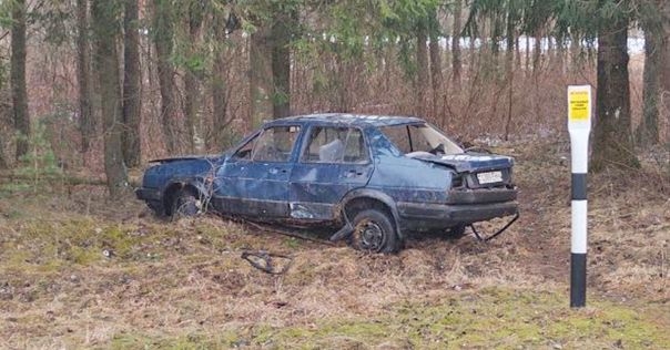 В Лидском районе Volkswagen занесло в кювет