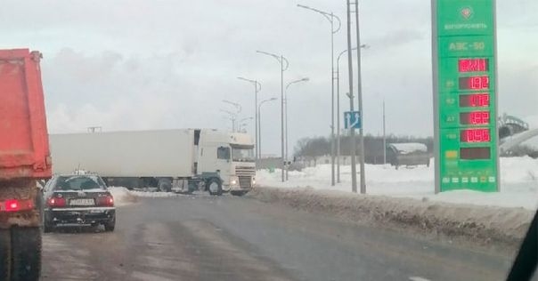 Фура полностью заблокировала въезд в Гродно через М6