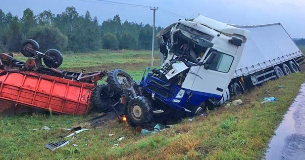 На трассе М6 столкнулись фура и трактор