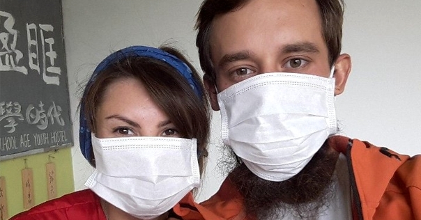 Из-за вируса лидчанин и его подруга не могут покинуть Китай. Они пропустили дату выезда — а за это могут оштрафовать