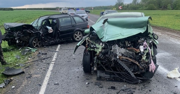 Под Лидой в жёстком столкновении автомобилей пострадали 5 человек. Деблокировать одного из водителей пришлось спасателям