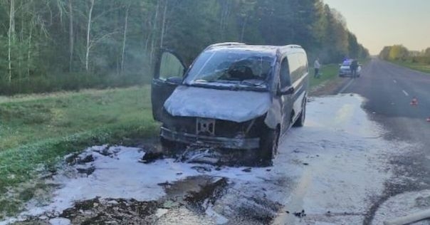 На местной дороге Р135 в момент движения загорелся Mercedes