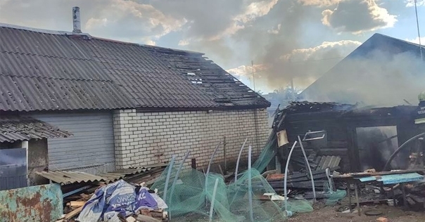 Пожар на территории частотного домовладения произошёл в Лиде на ул. Чайковского