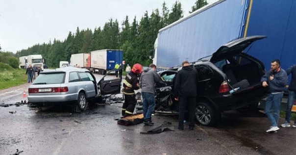 Под Вороново произошло «лобовое» ДТП: 1 погибший, 6 человек доставили в больницу