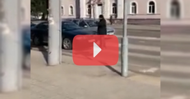 В Лиде пьяный мужчина нападал на машины прямо посреди проезжей части. Его увезли в «Островлю»