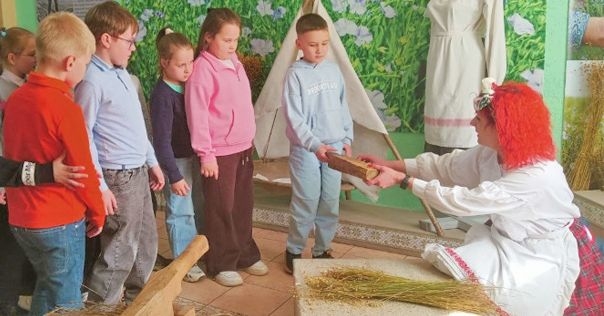 «Няма большага дастатку, чым зберагчы тое, што маем». Унікальную майстэрню лёну ў Лідскім раёне за паўгода наведалі 1800 экскурсантаў