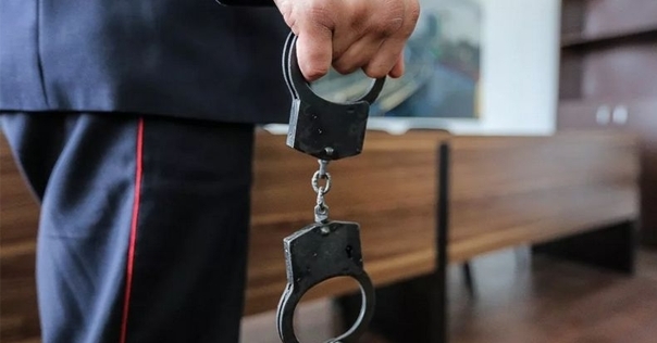 В Лиде возбуждено уголовное дело в отношении мужчины, который «самоудовлетворялся» в окно перед несовершеннолетними