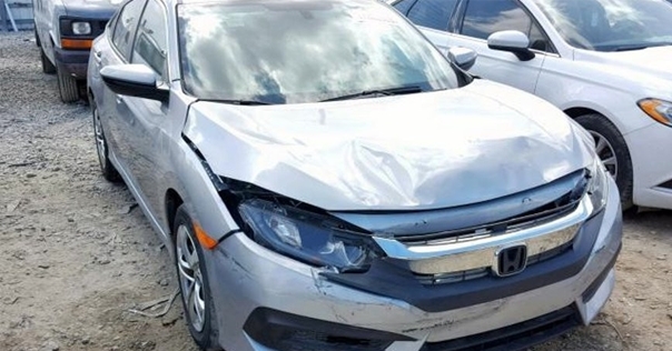 В Лиде пьяный молодой человек повредил автомобиль