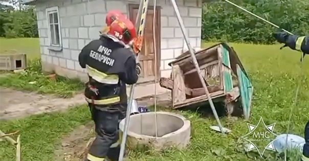 В Лидском районе мужчина упал в колодец, когда пытался его почистить
