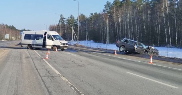 ДТП на М6: микроавтобус Volkswagen при выезде на трассу не уступил Audi. Есть пострадавшие