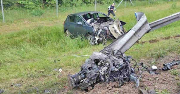 На трассе М6 Peugeot вылетел в кювет. Водитель уснул за рулём,  чудом остался жив
