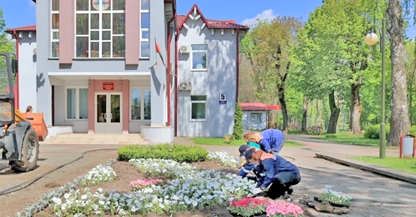 Ледовый дворец, ЗАГС, пешеходная улица, путепровод. В ЖКХ рассказали, какие объекты будут озеленять в Лиде