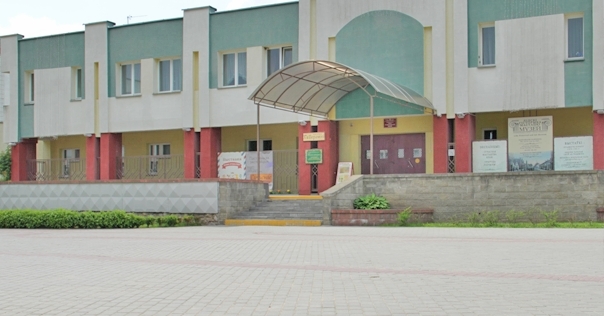 Возле Лидского историко-художественного музея работает школьная ярмарка