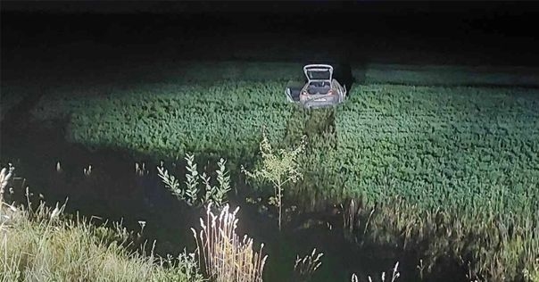 На дороге «Лида-Радунь» женщина отвлеклась и потеряла управление, в итоге автомобиль выехал в поле