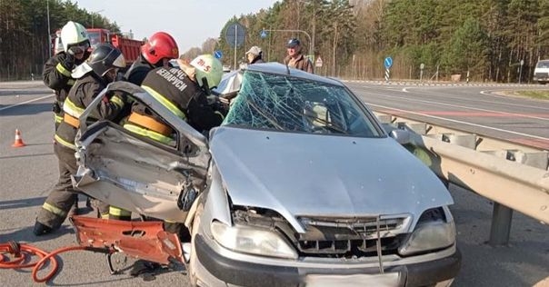 На М6 водитель Citroеn не уступил грузовику. В результате аварии пассажиров зажало в салоне