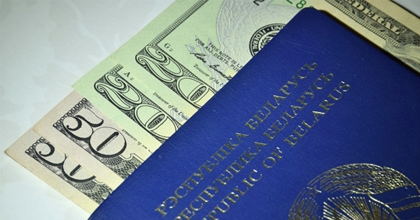 Житель Лиды по ошибке кассира получил лишние 200 долларов и оставил их себе. Теперь мужчина фигурант уголовного дела