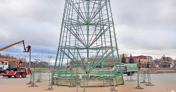 В Лиде городские службы приступили к установке главной ёлки