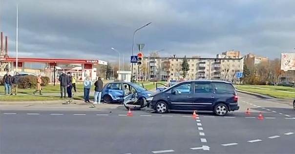 В Лиде на перекрёстке не разъехались Ford Fiesta и Ford Galaxy. Есть пострадавшая