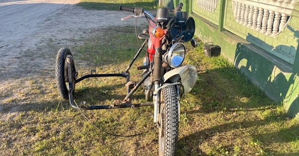 В Лидском районе мотоциклист на Jawa врезался в забор и получил серьёзные травмы головы