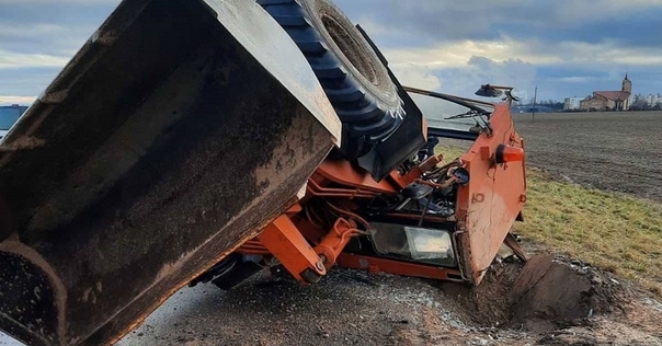 Очевидцев ДТП на М6, когда фура врезалась в трактор «Амкодор», просят помочь следствию