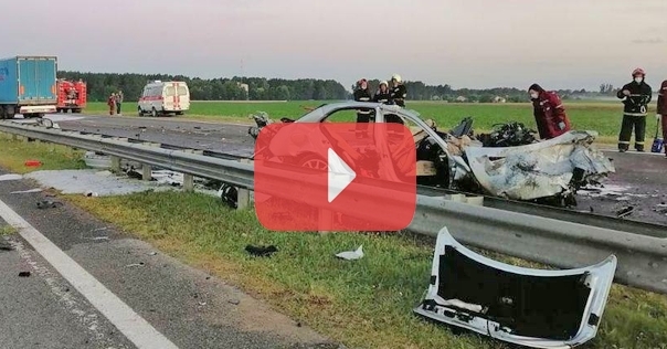 На М6 ДТП под Скиделем. Седан Mercedes загорелся после столкновения с фурой. Три человека погибли