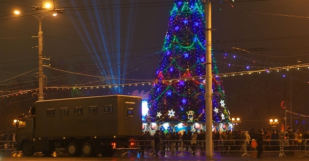 В Лиде доступ к Новогодней ёлке только через пункты досмотра личных вещей. С животными и фотоаппаратами — нельзя