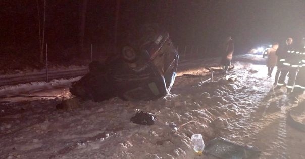 На М6 водитель Suzuki врезался  в попутный автомобиль Mercedes и перевернулся