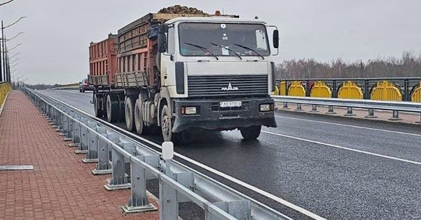 В агрогородке Белица появился новый автомобильный мост через Неман. Старый мост демонтируют через полгода