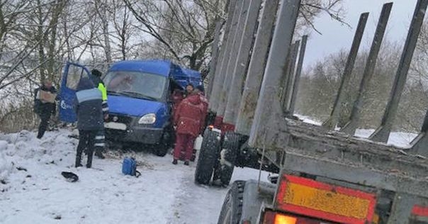 Под Ивье большегруз МАЗ занесло в микроавтобус ГАЗ. Водителя и пассажирку ГАЗ госпитализировали