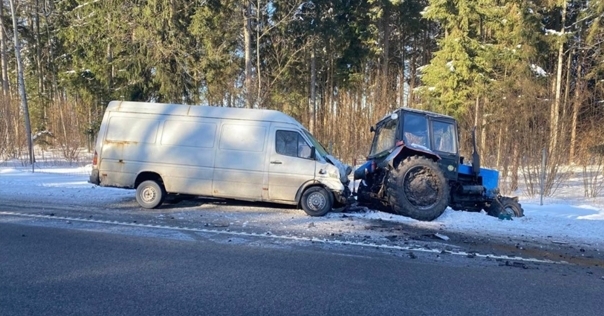 На трассе М6 микроавтобус врезался в трактор