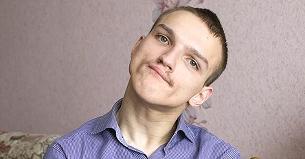 «Мамочка, я боюсь не успеть». Как лидчанин с тяжелой формой ДЦП стал писателем