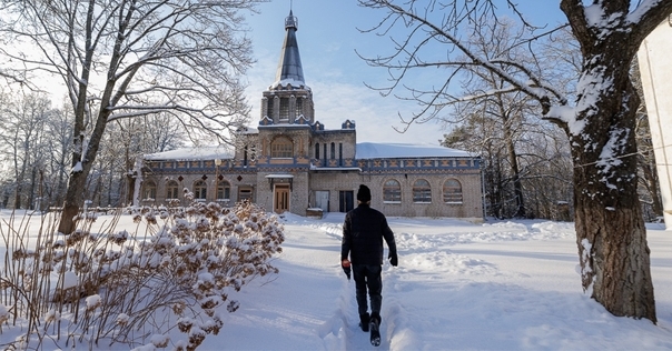 Мужчина купил в Гродненской области психбольницу, переехал туда жить и открыл художественную галерею